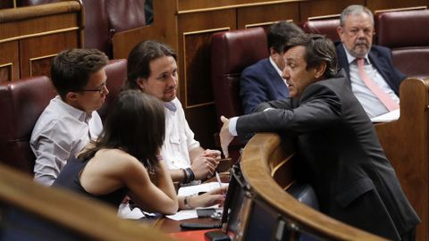El popular Hernando charla con Iglesias, Errej�n y Montero. 