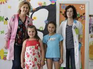 Ana Isabel y Noa Prez posan junto a sus profesoras de Castrelo. 