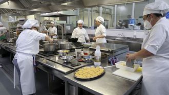 El �rea de Santiago superar� las 5.000 plazas de FP entre las distintas modalidades el pr�ximo curso; por primera vez se implanta en Galicia un itinerario formativo integrado y lo har� en el CIFP Compostela (en la foto, uno de sus talleres de cocina)