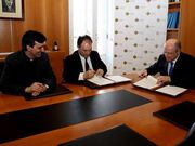 Crespo firma el convenio con Romero en presencia de Andr�s Ramos.