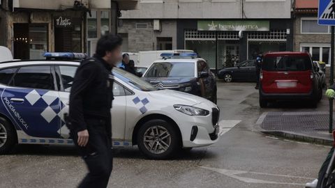 Intervenci�n de la Polic�a Nacional en una vivienda del Agra do Orz�n por el atrincheramiento de un hombre armado.