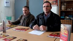 El t�cnjico de Cultura, Ant�n Noceda, y el alcalde de Malpica, Eduardo Parga, en la presentaci�n del programa de la Mostra