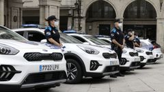 El gobierno municipal present� los seis nuevo veh�culos en la Praza Maior