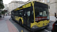 Uno de los buses que circularon por Ourense en el primer d�a tras la huelga.