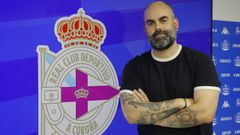 Borja Calvo, ante una pantalla con el nuevo escudo del Deportivo