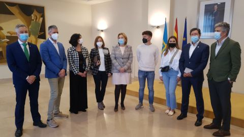 Encuentro de la delegada del Gobierno en Asturias, Delia Losa, con el vicerrector de Internacionalizaci�n,  Daniel Santos, y con varias personas que cursaron el Programa Erasmus