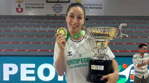 La jugadora lucense Luc�a Prol, con el t�tulo de Liga 2026 