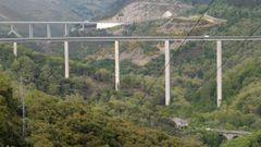 El viaducto de la N-VI est� ubicado entre la vieja carretera que se ve en primer plano y la autov�a, que se ve al fondo