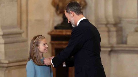 La princesa Leonor recibe el Tois�n de Oro de la mano del rey Felipe VI