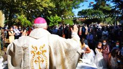El obispo de Ourense, Leonardo Lemos, en la parroquia de Trasmiras-Soutelo