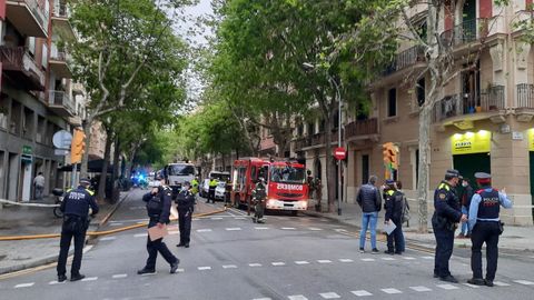 Imagen del lugar de la explosi�n esta ma�ana, en una calle de Barcelona. El fuego ha sido extinguido pero siguen las tareas de investigaci�n