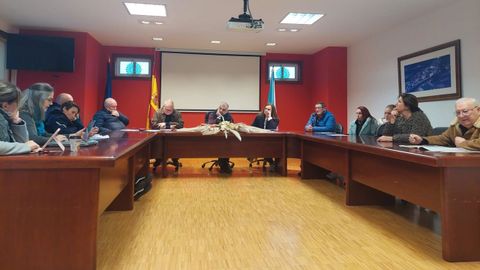 Toda la corporación se reunió en el salón de plenos a las nueve de la mañana. Estaban los cuatro miembros de la oposición y ocho del PP, ya que faltó un edil.