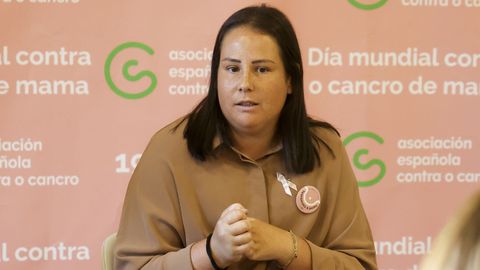 Iria Carballeira, superviviente de cncer de mama, relat su experiencia con la enfermedad en Afundacin, con motivo de la presentacin de la campaa Nos lo tomamos a pecho