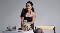 Viliana Grigorian, artista de 37 a�os que vive en Santiago. Su �xito como ceramista fue para ella tan inesperado como gratificante. Sus obras se inspiran en la naturaleza que la rodea: �Como viv� casi toda mi vida cerca del mar, los movimientos de las olas est�n muy presentes para m�. Tambi�n plasmo las hojas que veo cuando paseo o la forma de un tronco precioso que hay en la Alameda de Santiago�.