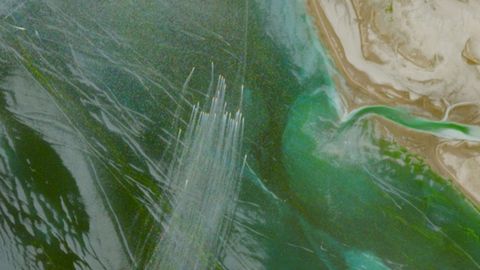 Imagen por sat�lite de lanchas r�pidas en el estrecho de Ormuz, cerca de la costa  de Kargan, en Ir�n.