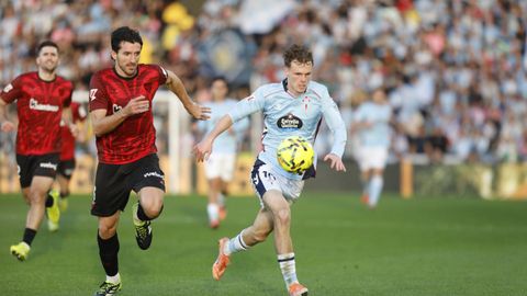 Swedberg se anticipa a Vivian en un lance del partido.