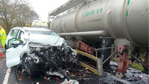 Estado del vehculo tras chocar con un camin cisterna en Arza