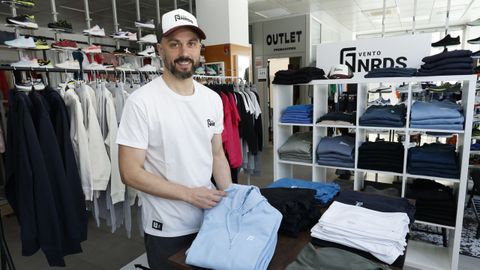 Manuel Gil, con ropa de su marca