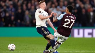 Morgan Rogers y Elliot Anderson chocan durante un partido la temporada pasada entre el Aston Villa y el Nottingham Forest