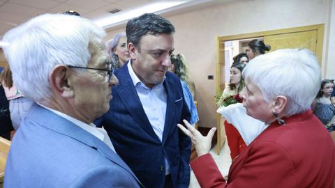 Elba Veleiro, conversando con el secretario xeral del PSdeG-PSOE, Valentn Gonzlez Formoso, en presencia de Agustn Baamonde.