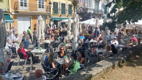 Terrazas en la calle San Francisco de Ribadeo