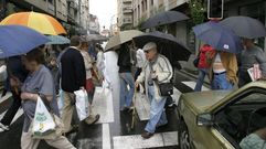 Peatones en el paso de cebra del cruce de la avenida de Galicia y la calle Cardenal , en una fotograf�a de archivo