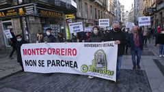 Vecinos de Monte Porreiro se manifiestan por las calles de Pontevedra contra el gobierno local