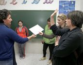 En la reuni�n de ayer se repartieron impresos para recoger firmas. 