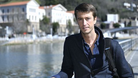 El novelista vasco Alfonso del Río, retratado con la ría de Bilbao al fondo