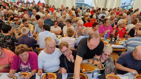 Un total de 1.400 personas participaron en la comida popular.