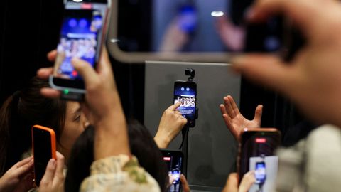 Expectaci�n en Barcelona en la previa del Mobile World Congress por la c�mara robot para m�vil que present� la empresa china Honor