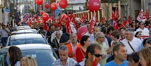 En vista de la afluencia de gente, la organizaci�n vari� el itinerario a �ltima hora, y la protesta entr� por la Porta do Hospital (Bispo Odoario) en lugar de por San Fernando.