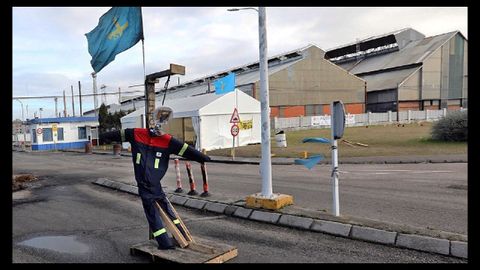 Vista hoy de las instalaciones de la planta de Alcoa en Avils cuyos trabajadores se renen en asamblea para votar el preacuerdo alcanzado entre los sindicatos y la empresa para mantener los empleos hasta el 30 de junio mientras que busca un comprador para las factoras