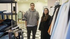 �ngel y Estefany, que ayudan a su madre en la tienda de ropa Nova Moda de Celanova