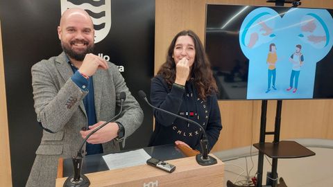 Los concejales del PSOE de Pontevedra Iv�n Puentes y Carmen Hermo, este mi�rcoles, dando los buenos d�as en lengua de signos