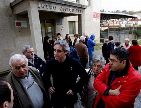 Enero de 2012: vecinos intentan entrar en el centro c�vico tras ser expulsados por Caballero.