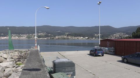 Espacio para pesca con ca�a en el puerto de Campelo