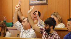 Jorge P�rez (primero por la izquierda) en un pleno de Oleiros