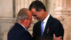 Juan Carlos I abraza a su hijo el d�a que abdic� en el 2014