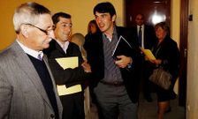 El gobierno de Santiago Amor (derecha) dice que no se han perdido subvenciones.