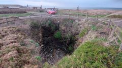 El buf�n est� situado junto a una curva de la carretera de la costa, en las inmediaciones de las antiguas cet�reas