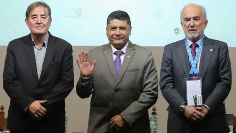 El director del Instituto Cervantes, Luis Garc&iacute;a Montero, con el alcalde de Arequipa en el centro y el director de la RAE, Santiago Mu&ntilde;oz Machado el pasado mes de octubre en Per&uacute;s