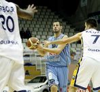 Navajas, entre dos jugadores del Ourense.