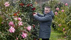 Abelardo Barcala en la gran parcela que ha llenado de camelios.