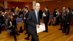El conselleiro de Sanidade V�zquez Almu��a, este martes, antes de comenzar la reuni�n con los colectivos sanitarios