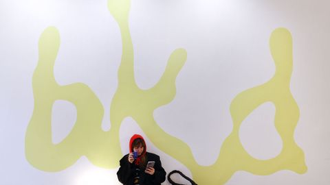 Una clienta disfruta de un caf� en Baked