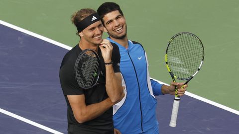 Zverev y Alcaraz bromean durante el parn de dos horas del partido en Indian Wells, por una invasin de abejas