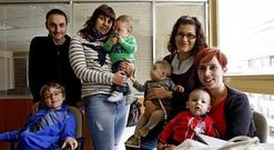 �scar, Eva, Susana y Cristina, son algunos de los integrantes de Vicularte, con sus hijos.