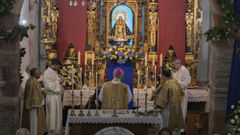 El obispo Alfonso Carrasco (en el centro, de espaldas) ante la imagen de la Virgen ya coronada