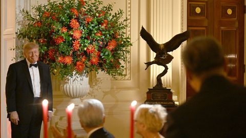 Donald Trump, frente a la escultura del �guila que ha regalado a Xi Jinping